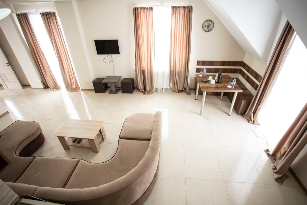 Hotel Donata Goedaoeri Buitenkant foto