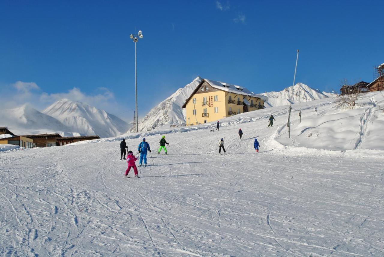 Hotel Donata Goedaoeri Buitenkant foto