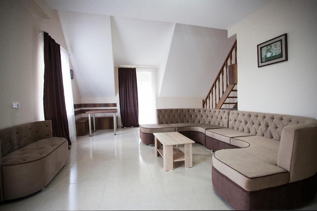 Hotel Donata Goedaoeri Buitenkant foto